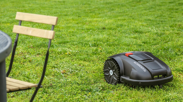 robot tondeuse en marche