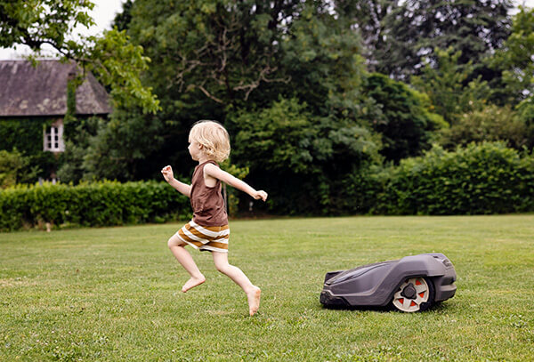enfant robot tondeuse