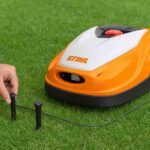 Piquet et robot tondeuse